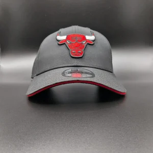 Casquette New Era 9FORTY Chicago Bulls Microfibre noire et rouge vue 1